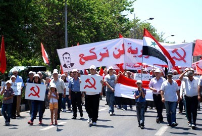 le parti communiste syrien a entraîné des milliers de personnes dans une marche pour soutenir le plan de réforme récemment annoncé par le président Bachar