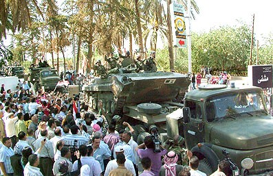 Les militaires se retirent de Deir Ezzor, acclamés par les civils