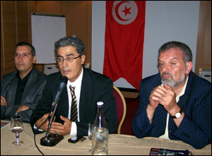 Un des fondateurs du PDS, Akram Khouzam (au centre), fustigeant al-Jazeera lors d’un colloque à Tunis en 2008