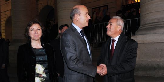 Juppé en pleine lune de miel avec Bassma Kodmani et Burhan Ghalioun. Mais sa main - ou celle de Sarkozy - a déjà serré celles de Kadhafi, de Ben Ali, de Moubarak (et aussi celle de Bachar, tiens !)
